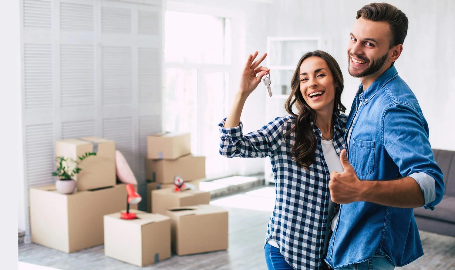 Schlüsselübergabe nach erfolgreichem Immobilienverkauf