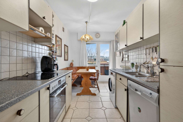 Küche - 3-Zi.-Wohnung mit Balkon und Blick über den Dächern – Pforzheim