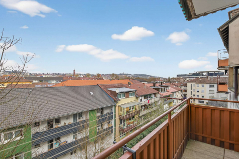 Außenansicht - 3-Zi.-Wohnung mit Balkon und Blick über den Dächern – Pforzheim