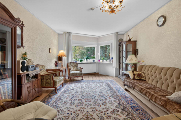 Wohnzimmer - 3-Zi.-Wohnung mit Balkon und Blick über den Dächern – Pforzheim