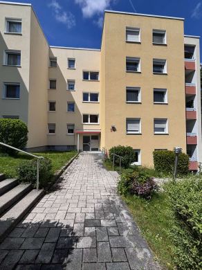 Außenansicht - Großzügig geschnittene 3,5-Zimmer-Wohnung mit Balkon und viel Potenzial