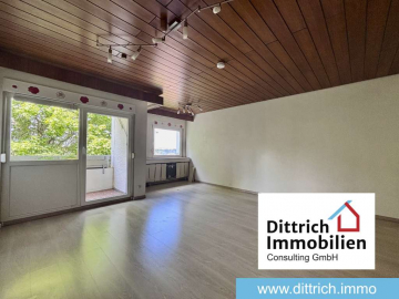 Wohnzimmer - Großzügig geschnittene 3,5-Zimmer-Wohnung mit Balkon und viel Potenzial
