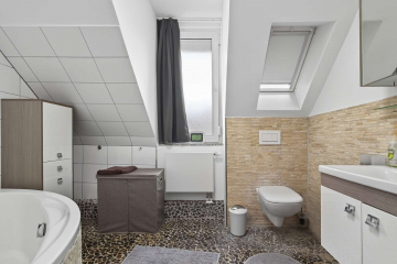 Bild - 4-Familienhaus, saniert – leerstehend ab 01.01.26 mit Hinterhaus & Potenzial für die ganze Familie