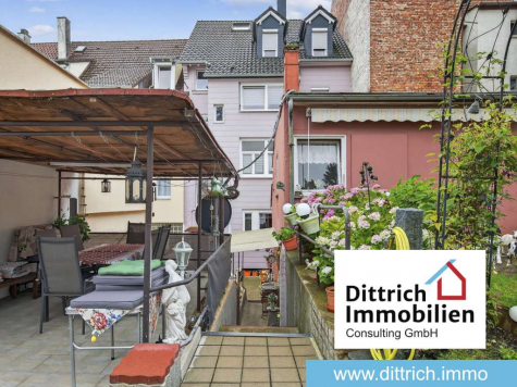 Titelbild - 4-Familienhaus, saniert – leerstehend ab 01.01.26 mit Hinterhaus & Potenzial für die ganze Familie