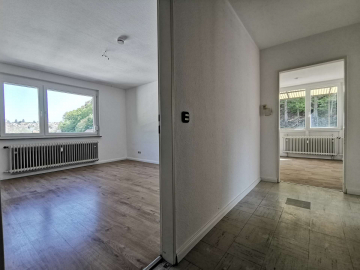 Bild - Helle 3-Zi.-Wohnung mit 2 Balkonen, Aufzug – frisch gestrichen!