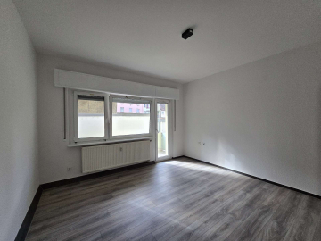 Wohnzimmer - Schön renovierte 2-Zi.-Whg. mit EBK, Balkon in Pforzheim- Zentrumsnah