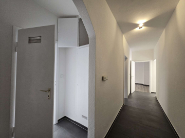 Flur - Schön renovierte 2-Zi.-Whg. mit EBK, Balkon in Pforzheim- Zentrumsnah