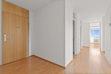 Bild - Helle 3-Zi.-Wohnung mit Weitblick – Fast-Penthouse im Hochhaus mit Aufzug & Garage