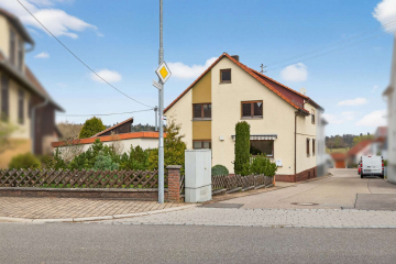 Hier findet das Familienleben ausreichend Platz, 75242 Neuhausen, Zweifamilienhaus