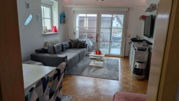 Wohnzimmer - Große 2-Zi-Einliegerwohnung mit kleiner Terrasse in Birkenfeld zu vermieten!