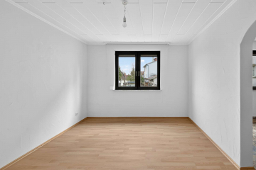 Bild - 1-2 Familienhaus mit Entwicklungspotenzial in Schellbronn (Neuhausen)