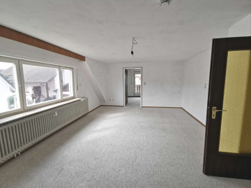 Bild - Freistehendes 1-2 Familienhaus mit großem Grundstück und zwei Garagen in ruhiger Lage