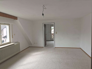 Bild - Freistehendes 1-2 Familienhaus mit großem Grundstück und zwei Garagen in ruhiger Lage