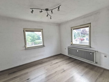 Bild - Freistehendes 1-2 Familienhaus mit großem Grundstück und zwei Garagen in ruhiger Lage