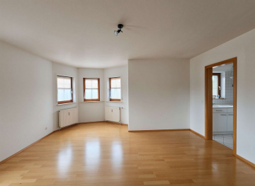 Wohnzimmer - Wohnen auf 2 Etagen: Helle 3-Zi.-Maisonette Whg. TG-Stellpl. in Schömberg