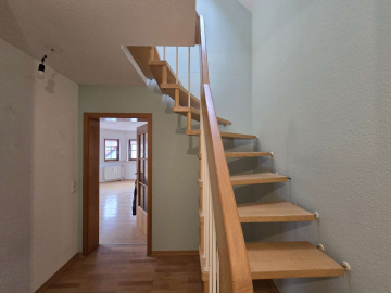 Wohnen auf 2 Etagen: Helle 3-Zi.-Maisonette Whg. TG-Stellpl. in Schömberg, 75328 Schömberg, Wohnung