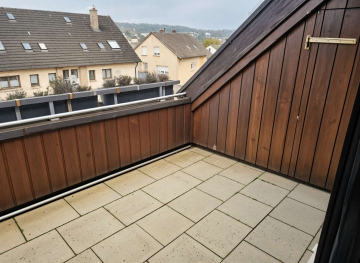 Balkon - Wohnen auf 2 Etagen: Helle 3-Zi.-Maisonette Whg. TG-Stellpl. in Schömberg