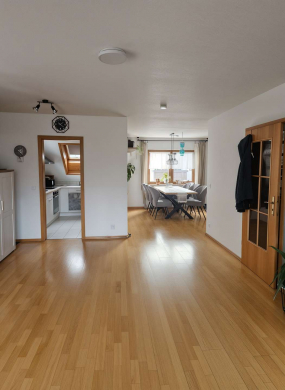 Wohn- und Essbereich - Wohnen auf 2 Etagen: Helle 3-Zi.-Maisonette Whg. TG-Stellpl. in Schömberg