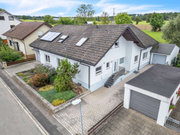 2-Familienhaus zum Wohlfühlen mit viel Platz und Nutzungsmöglichkeiten, 75242 Neuhausen, Zweifamilienhaus