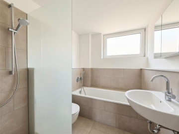 Badezimmer - (KI generiert) - Wohnqualität mit Raum und Ruhe in Pforzheim-Weiherberg