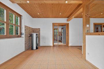 Wohnzimmer - Einfamilienhaus in Hanglage mit Kaminofen