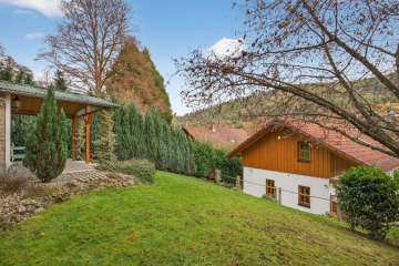 Einfamilienhaus in Hanglage mit Kaminofen, 75339 Höfen, Einfamilienhaus