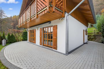 Außenansicht - Einfamilienhaus in Hanglage mit Kaminofen