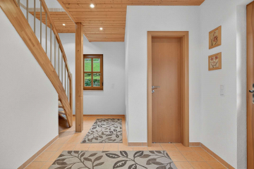 Flur - Einfamilienhaus in Hanglage mit Kaminofen