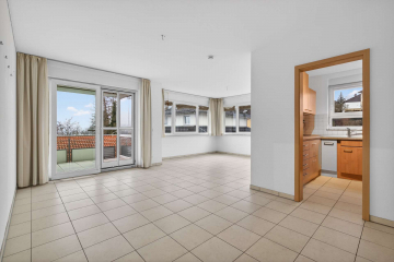 Wohnzimmer - Helle 3-Zi.-Wohnung mit großem Balkon in ruhigem Haus in Pfhm- West