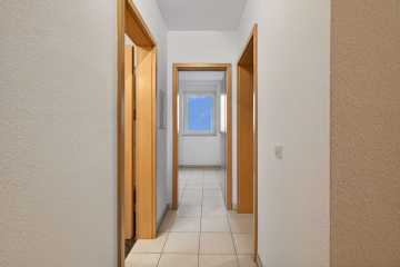 Flur - Helle 3-Zi.-Wohnung mit großem Balkon in ruhigem Haus in Pfhm- West