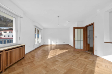 Wohnzimmer - Großzügige 5-Zimmer-Wohnung mit Terrasse und Entwicklungspotenzial