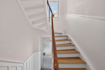 Treppenhaus - Denkmalgeschütztes Mehrfamilienhaus für Altbauliebhaber im Rodgebiet